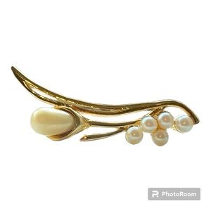 Vintage Gold Tone Leaf Brooch With Faux Pearls